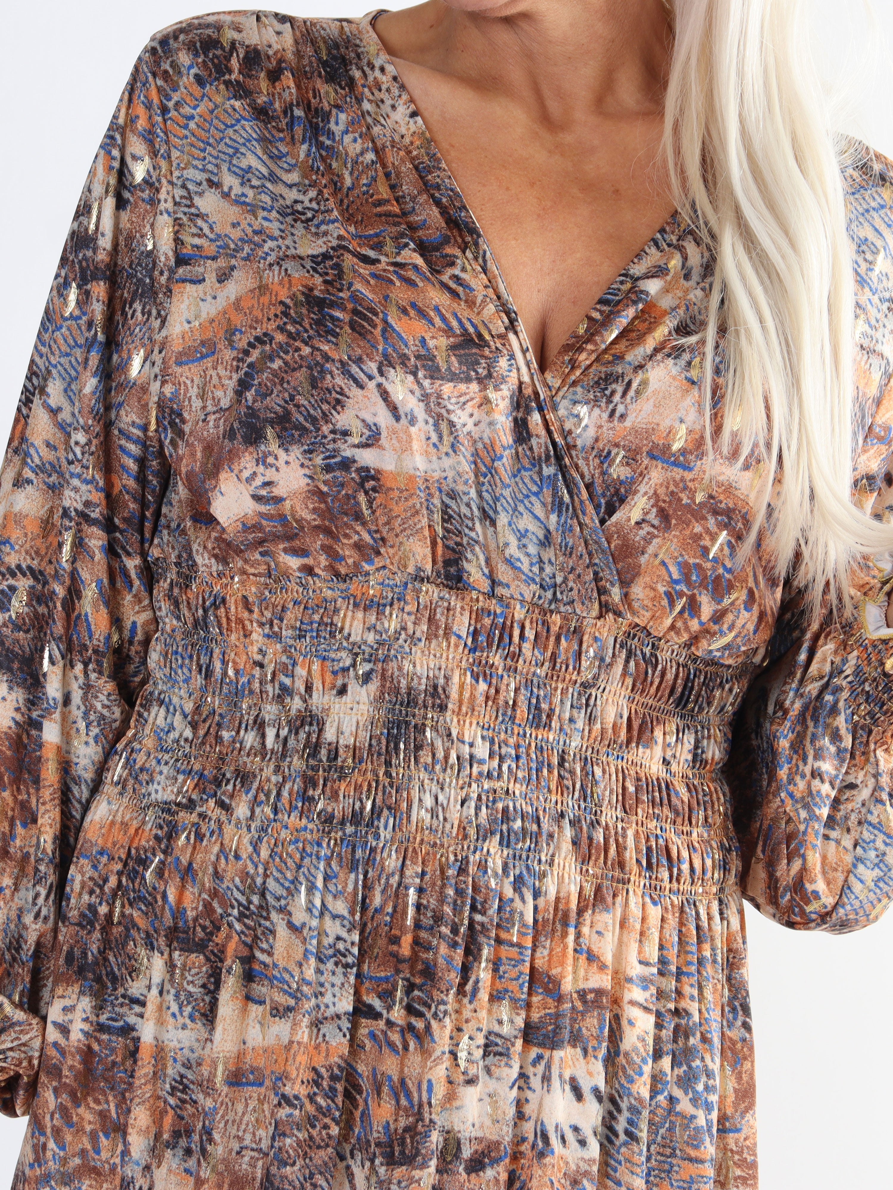 Pams Snake Midi L/S - Plus size-klänning i skrynkelfritt tyg med lång ärm